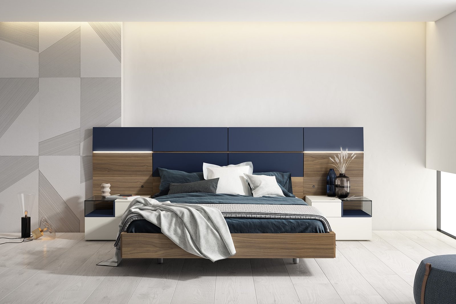 Dormitorio matrimonio con cabezal madera oscuro combinado con azul oscuro y mesitas blancas con detalle azul y cristal