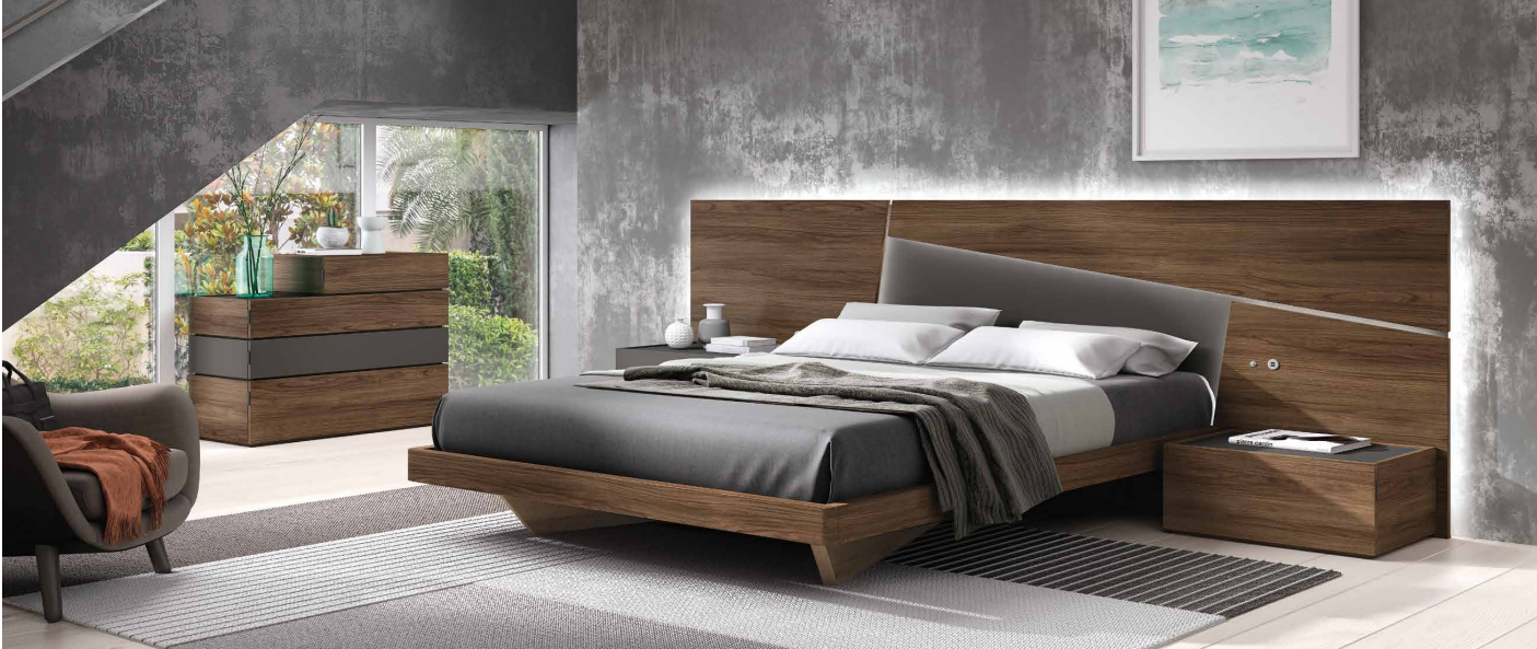 Dormitorio matrimonio madera oscuro y gris grafito con cabezal corrido y mesitas al suelo de dos cajones