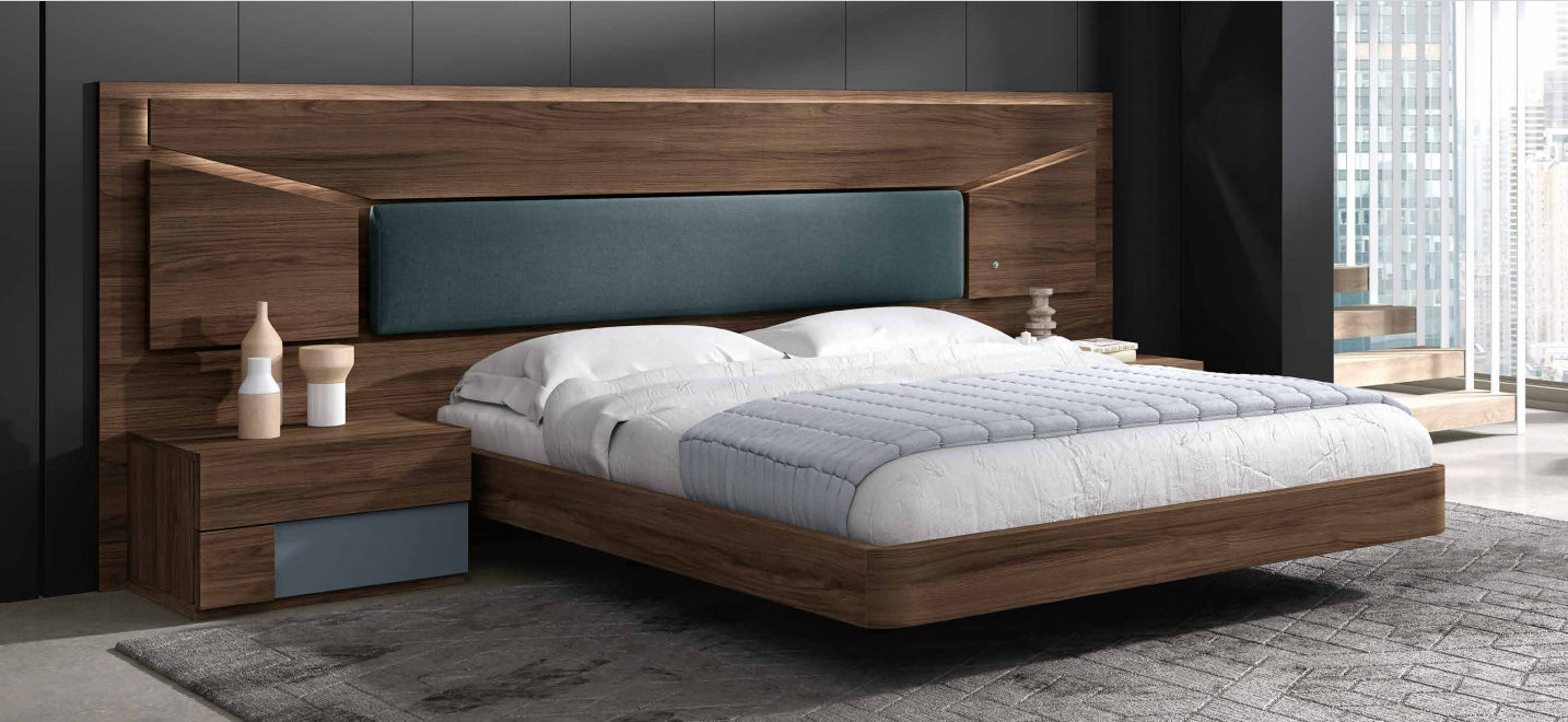 Dormitorio matrimonio moderno líneas bajas cabezal madera oscuro y mesitas a juego con detalle azul oscuro