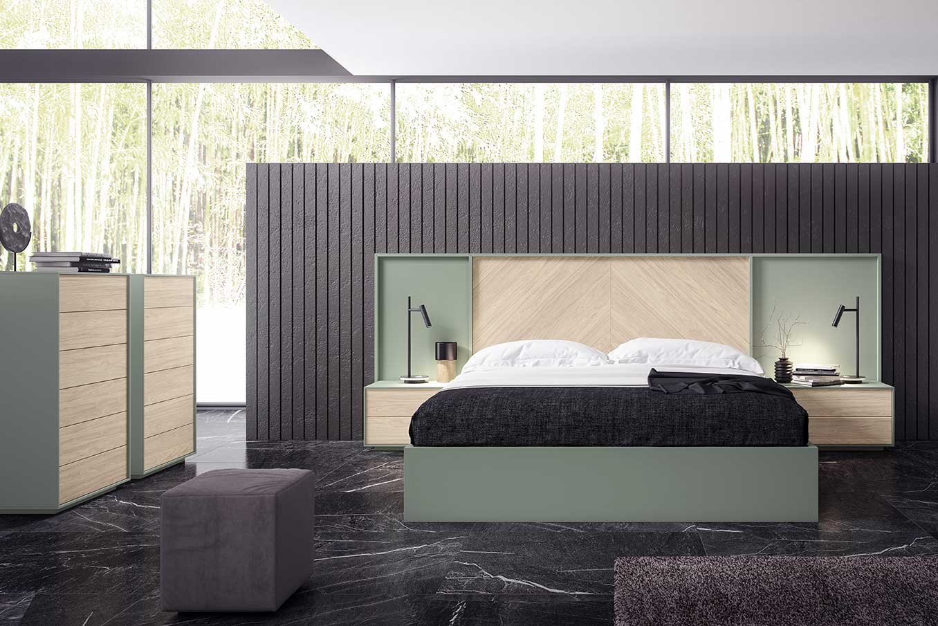 Dormitorio matrimonio con cabezal corrido madera claro y detalles laterales verdes. Mesitas dos cajones madera y verde