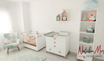 Dormitorio infantil con cuna y cambiador.