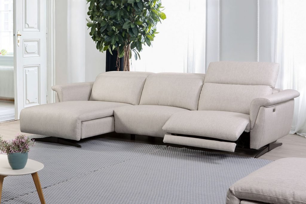 Cheslong moderno Ingrid con motores y pata